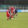 Die Hollenbacher Spieler (rote Trikots) wehrten sich gegen die Akteure der SpVgg Unterhaching II nach Kräften, aber die Gäste waren technisch überlegen und über weite Strecken dieser Landesligapartie spielbestimmend. 