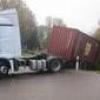 In der Böschung an der Industriestraße in Donauwörth blieb dieser Lastwagen stecken.