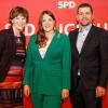Bayerns SPD-Chefin Ronja Endres (Mitte) sprach beim politischen Aschermittwoch der SPD Augsburg und Augsburg-Land in der Kälberhalle. Mit dabei die Augsburger Landtagskandidaten Anna Rasehorn und Florian Freund.
