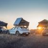 Ein schnelles Trio kommt vor untergehender Sonne zur Ruhe: Porsche-Nachtlager mit Dachzelten in den USA.