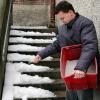 Die kommunalen Satzungen schreiben den Bürgerinnen und Bürgern in der Regel vor, dass die Bürgersteige von Schnee und Eis freizuräumen sind. 