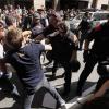 Konfrontation: Polizisten versuchen nach den Festnahmen in Barcelona Demonstranten vor einem Regierungsgebäude abzudrängen. 	 	