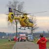 Nachdem eine Frau mit ihrem Auto gegen einen Baum geprallt ist, wurde sie mit dem Rettungshubschrauber ins Augsburger Klinikum geflogen. 