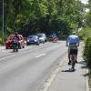 Radfahrer dürfen geduldet auf dem Gehweg der Neuen Bergstraße fahren. Das wird wohl auch so bleiben. Eine Verbreiterung zum Geh- und Radweg wurde jetzt vom Stadtrat abgelehnt. 