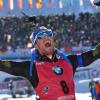 Schon lange vor der Ziellinie warf Schempp Kusshände ins Publikum. Genau für solche Momente suchen Fans Tickets & Karten für den Biathlon Weltcup 2019/20 und für die Biathlon WM 2020.