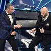 John Travolta (r) und Amadeus treten während des Sanremo-Musikfestivals auf.