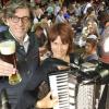 Gerald Huber und Maria Reiter sangen in der „Literatur im Biergarten“ ein „Helles Luja“ auf das Bier. 	