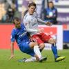 Hamburgs Gotoku Sakai (r.) und Bochums Robert Tesche kämpfen um den Ball.