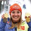 Skispringerin Katharina Althaus zeigt ihr Medaillenset aus Planica, bestehend aus drei Goldmedaillen und einer Bronzemedaille.