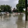 Im Landkreis Günzburg standen am Montag mehrere Straßen unter Wasser. Auch am heutigen Dienstag soll es Gewitter geben. Örtlich kann es dabei zu Starkregen und Sturmböen kommen.