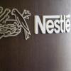 Dieses Logo steht für den größten Lebensmittelkonzern der Welt. Bis 2050 will Nestlé klimaneutral werden.