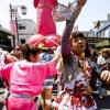 Die Bilder aus Japan erinnern teilweise an den brasilianischen Karneval.