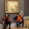 Klimaaktivisten der Klimaschutz-Protestgruppe "Letzte Generation", nachdem sie das Gemälde "Getreideschober" (1890) von Claude Monet im Potsdamer Museum Barberini mit Kartoffelbrei beworfen haben. 