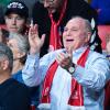 Uli Hoeneß, der frühere Vereinspräsident vom FC Bayern, beobachtet das Spiel.