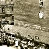 Turamicheletag 1930: Die "sieben Lädla" am Fuß des Perlachturms bieten ein üppiges Warenangebot auf ausgeklappten Theken. 	