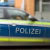 Die Polizei in Gersthofen ermittelt im Fall eines Diebstahls aus einem Auto, das vor einer Diskothek abgestellt war.