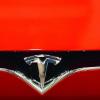 Das Logo der Marke Tesla, aufgenommen an einer Elektrolimousine Model S.