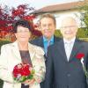 Bürgermeister Rudolf Kraus (Mitte) gratuliert Elisabeth und Norbert Haan.  