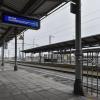 Ein ungewohntes Bild am Montagmorgen: Am Bahnhof in Kaufering herrscht gähnende Leere. Auf den Anzeigetafeln wird auf den Streik der Eisenbahn- und Verkehrsgewerkschaft (EVG) hingewiesen.