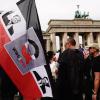Auch unter deutschen Corona-Demonstranten finden sich immer wieder welche, die Symbole tragen, die auf die Verschwörungsideologie QAnon verweisen.