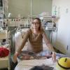 Sarah Schönhoff sitzt in einem Patientenzimmer des Deutschen Herzzentrums in Berlin. Ihr wurden in einer 19-stündigen Operation Lunge und Leber eines Organspenders eingesetzt.