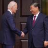 Joe Biden (l.) begrüßt Chinas Präsident Xi Jinping.