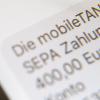 Viele Banken verlangen von ihren Kunden Gebühren dafür, ihnen eine Transaktionsnummer (TAN) per SMS auf das Handy zu senden.