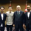 Recep Tayyip Erdogan (2.v.r.) und Ilkay Gündogan (l), Mesut Özil (2.v.l.) und Cenk Tosun.