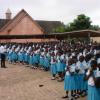 Die Mädchen von der Bishop Owusu Girl's School, an der Andrea Seitz unterrichtet, beim Morgengebet.