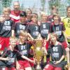 Riesengroß war der Pokal, den die D-Junioren des TSV Dasing in München in Empfang nehmen durften.   