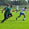 Zwei Fußballer des SC Oberbernbach (links) gegen zwei vom TSV Inchenhofen. Die Szene war typisch für die Partie in der Kreisklasse Aichach, die mit einem 2:2 endete.  
Foto: Peter Appel