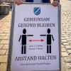 Die Stadt Dillingen appelliert mit Plakaten, Abstand zu halten.