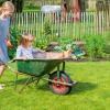 Sommerzeit ist Barfußzeit: Und auf einem saftig grünen Rasen macht das Tollen im Garten doch gleich noch mehr Spaß.