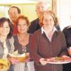 Alle Hände voll zu tun hatte das Team zur Vorbereitung des Seniorenfrühstücks. Die ehrenamtlichen Helfer unter der Regie von Marion Stegmann (Dritte von links) hatten dabei genauso viel Spaß wie die geladenen Frühstücksgäste. 