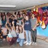 Die Diedorfer Jugendlichen freuen sich über das gelungene Graffito am Bonchamper Jugendhaus. 	
