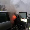 Einen Autobrand löschen mussten die Feuerwehren in Meitingen. Dieses Symbolbild entstand bei einem anderen Brand