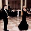 Prinzessin Diana und US-Schauspieler John Travolta tanzen 1985 bei einem Treffen im Weißen Haus in Washington (USA) miteinander. Sie gilt als Medienikone.