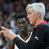 Deutschlands Trainer Gordon Herbert spricht Basketball-Star Dennis Schröder großes Lob aus.