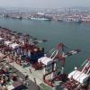 Containerschiffe werden in einem Containerhafen in der ostchinesischen Provinz Shandong angedockt.