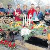 Die Bastlerinnen der Pfarrei St. Wolfgang in Mickhausen widmen den Erlös ihres traditionellen Advents- und Weihnachtsbasars im örtlichen Pfarrheim wieder einem sozialen Bauprojekt.  