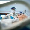 Ein Intensivpfleger arbeitet in Schutzausrüstung an einem Corona-Patienten. Zu Beginn der dritten Welle steigt die Anspannung in den Kliniken. 
