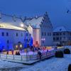 Die Eisbahn am Rainer Schloss hat mit ihrem neuen Standort hinter dem Gebäude im Schlossgarten einen idyllischeren Platz gefunden, als davor.