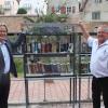 Oberbürgermeister Armin Neudert und Gottfried Blechschmidt, EBD, bei der Einweihung des „offenen Bücherregals“. 