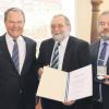 Grund zur Freude: die Verleihung der Bayerischen Denkmalschutzmedaille 2011 durch den Staatsminister für Wissenschaft, Forschung und Kunst, Dr. Wolfgang Heubisch (links), an Alfred Kanth (Mitte) und Bürgermeister Franz Oppel.    