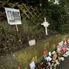 Am Tatort in Illerkirchberg erinnern Kerzen auch einen Monat später noch an die brutale Messerattacke.