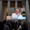 Papst Franziskus ist auf einem Monitor zu sehen, um die Gläubigen auf dem Petersplatz zu segnen. Wegen einer Lungenentzündung konnte er nicht persönlich vor Ort sein. 