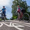 Der Freistaat Bayern will bis 2025 400 Kilometer Radwege an Bundes- und Staatsstraßen neu bauen, um fahrradfreundlicher zu werden. Das lässt er sich einiges kosten.