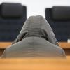 Eine Frau sitzt in einem Gerichtssaal im Landgericht auf der Anklagebank. Sie hatte 2016 ihre Tochter mit einem Kissen erstickt.