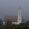 Vorgeschmack auf den Herbst: Erst Mitte des Vormittags gab am 31. August der erste Nebel nach dem meteorologischen Sommerende den Blick auf den Turm der Wallfahrtsbasilika Maria Brünnlein bei Wemding frei.  	