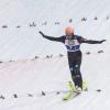 Der Deutsche Karl Geiger landet auf der Hochfirstschanze.